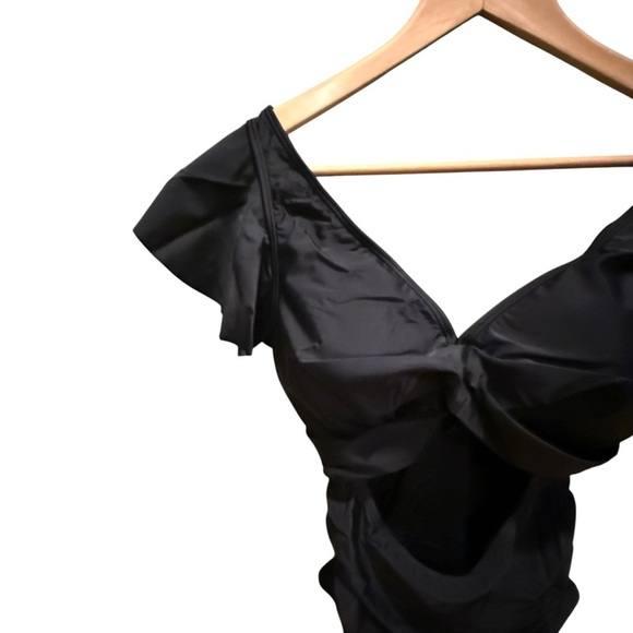 Elegant Womens Black Ruffled swimsuit with a cut out middle Size XL Beach - Picture 2 of 12
